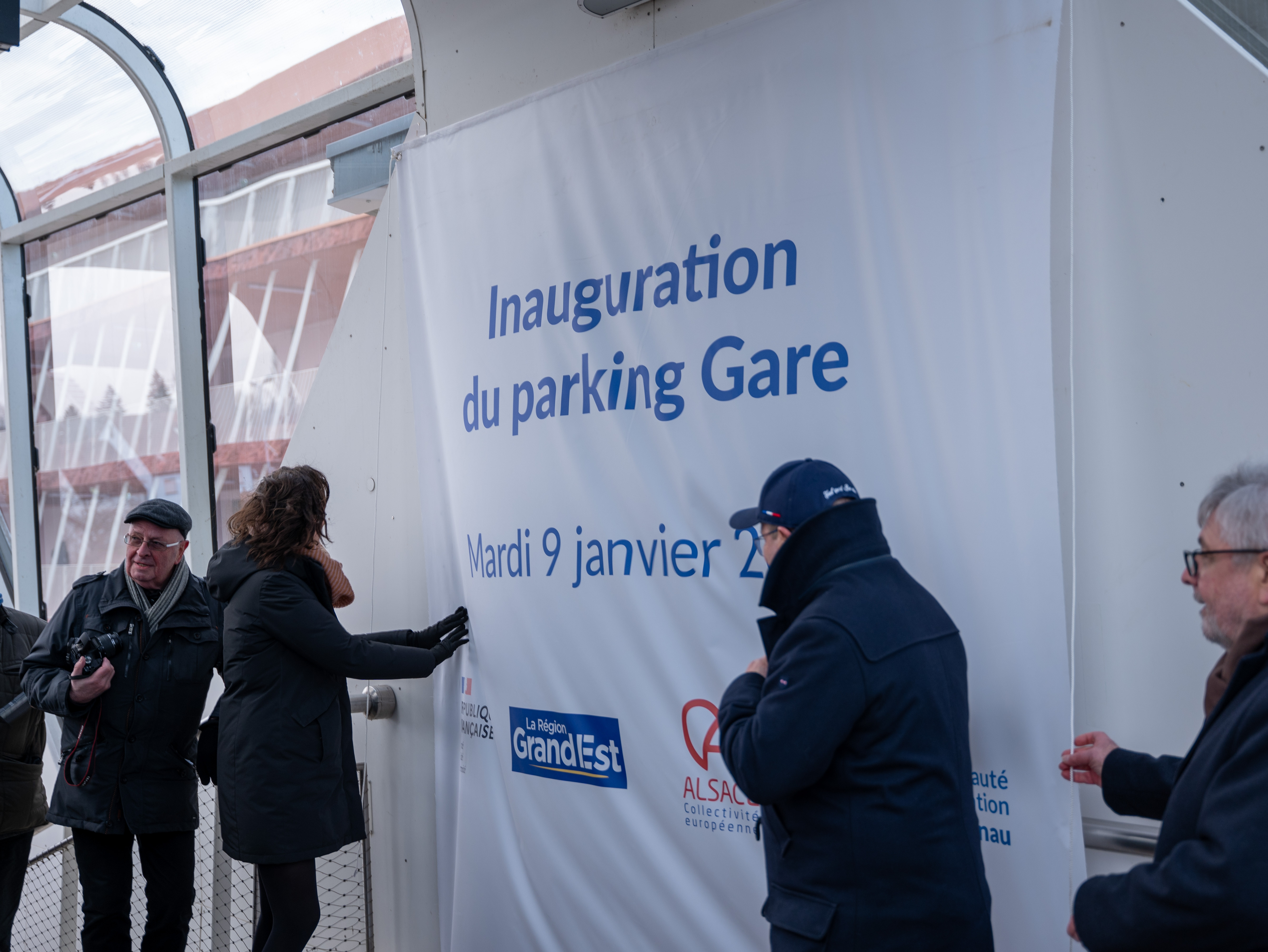 Coupé de ruban lors de l'inauguration du parking Gare