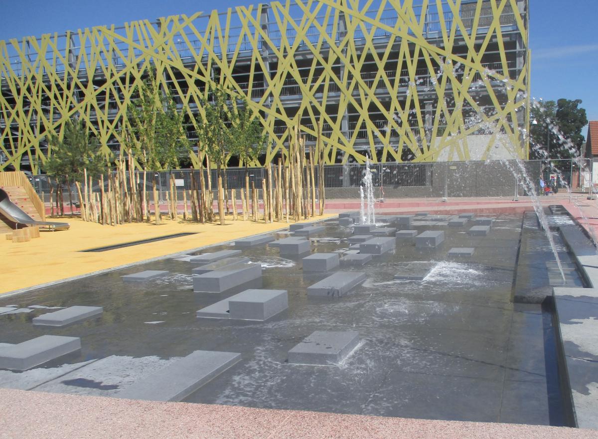 Fontaine et parking quartier thurot
